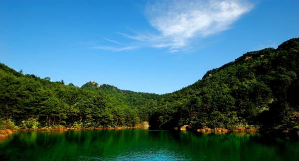孔雀湖。石筍山景區供圖