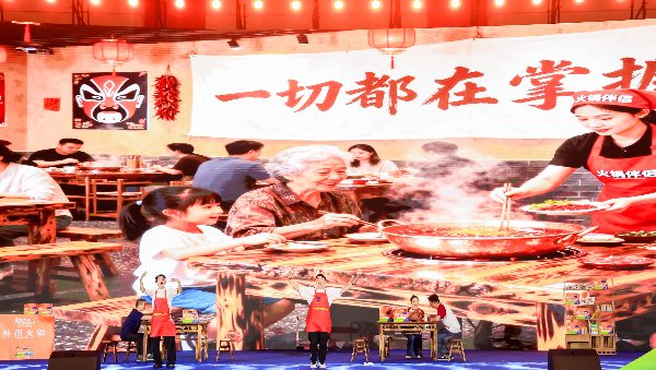 活动现场，热闹非凡。黄亚辉摄