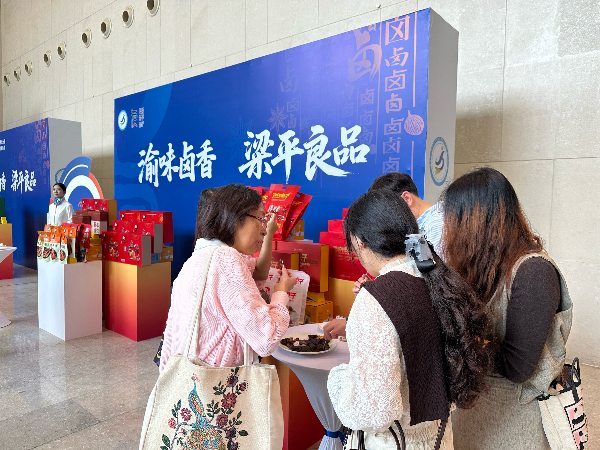 游客品尝梁平卤烤鸭。黄亚辉摄