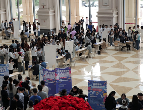 招聘會現場。譚啟進攝