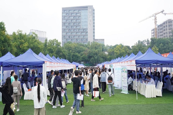 招聘活動現場。重慶市人力社保局供圖