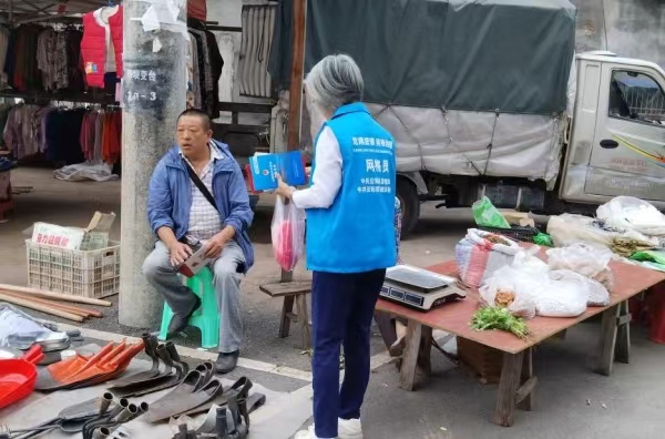 网格员宣传防汛救灾知识。桑坪镇供图