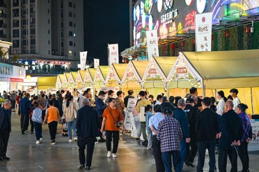 市民駐足參與中醫藥文化集市。鄒樂攝