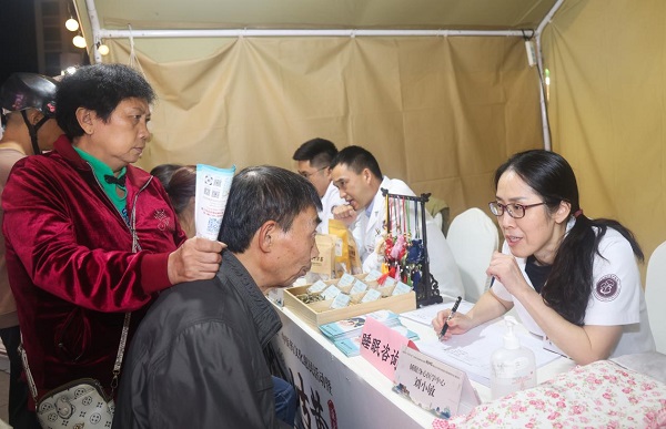 市民現場咨詢睡眠問題。曾英豪攝