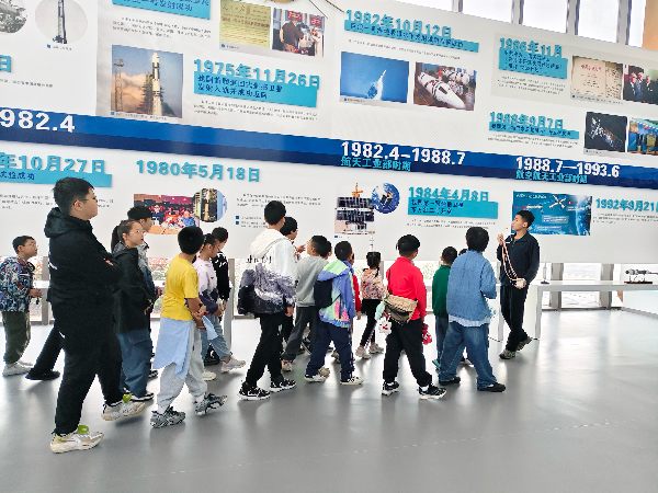 孩子们仔细聆听讲解。活动主办方供图