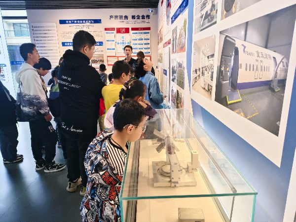 孩子们兴趣浓厚。活动主办方供图