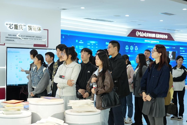 高校畢業生們走進重慶日報報業集團。渝北區人力社保局供圖