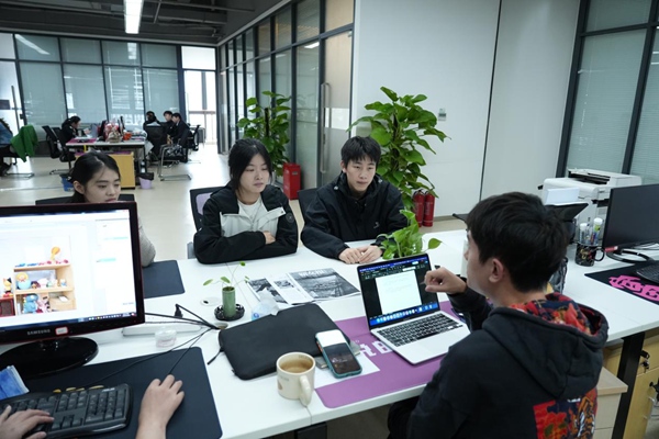 高校畢業生們在重報集團“一對一”體驗“編輯”崗位。渝北區人力社保局供圖