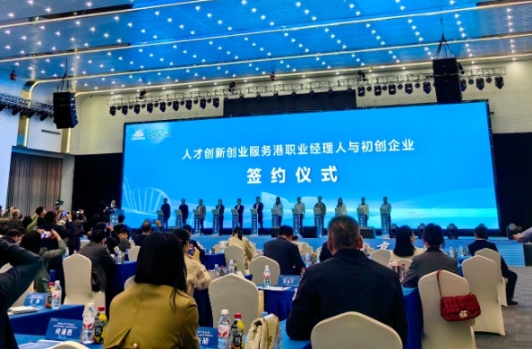 现场签约。任峰摄