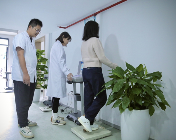 市民體驗閉眼單腳站測試。唐文蕤攝
