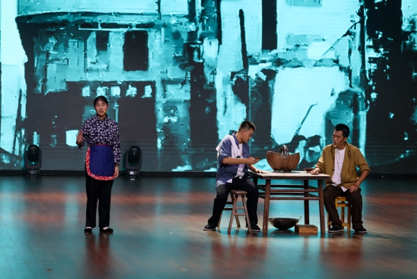 本次“榜样力量”大思政课采用“情景演绎”舞台剧的形式，增加思政课的趣味性和感染力。江北区委宣传部供图