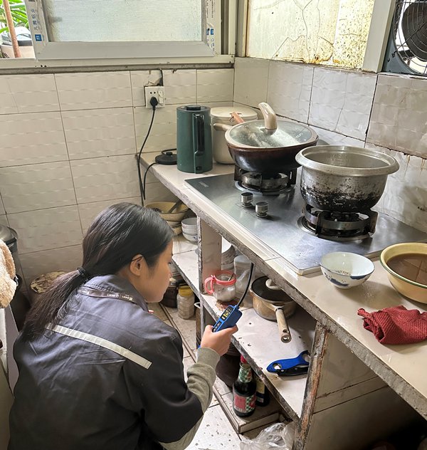 燃氣工作人員入戶進行安全檢查。重慶燃氣集團供圖