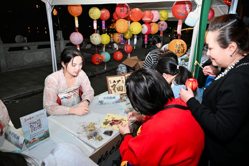 市民体验中药贴画。主办方供图