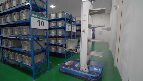 物資取貨機器人平穩運送物資。國網重慶永川供電公司供圖