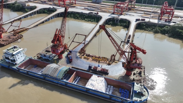 “千里轻舟”货运班轮驶离长寿港重钢码头。温飚摄