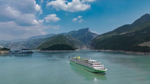 行駛中的長江記憶游輪。黃金游輪供圖