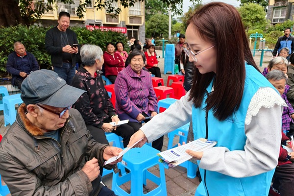 宣傳小隊進社區開展政策宣傳。渝北區人力社保局供圖