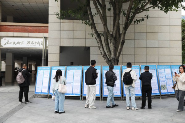 八中学子“数学建模”成果展示。重庆八中供图