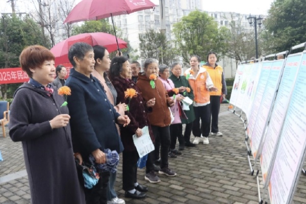 现场讲解。屠欢摄