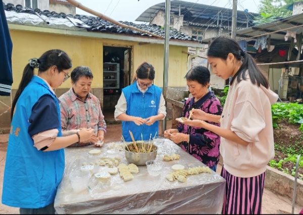 一起包饺子。重庆市一福养老发展中心供图