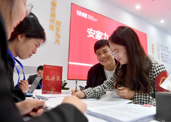 九龙坡首个配售型保障房“九龙・宸曦”开盘，市民选房中。周邦静摄