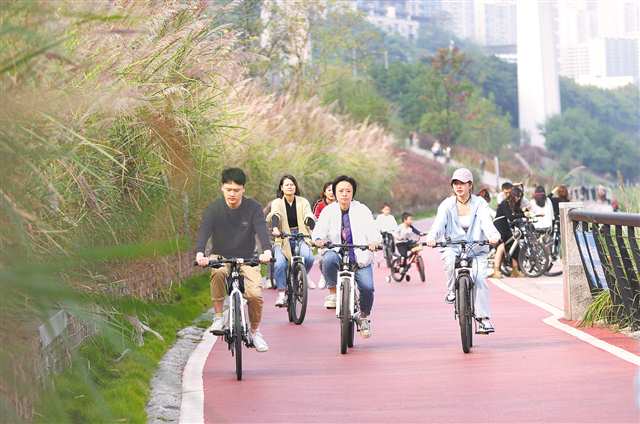 江北嘴江灘公園，市民騎行玩耍。（資料圖片）特約攝影 鐘志兵\視覺重慶
