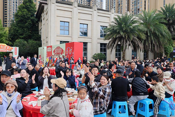 老友生活節百家宴活動。東原仁知供圖