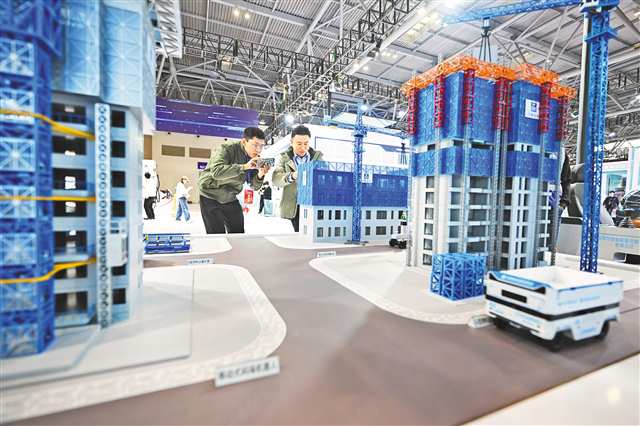 10月27日，重慶國際博覽中心，2025年世界城市日中國主場活動展廳，嘉賓在工地模型前了解智慧建造裝備。