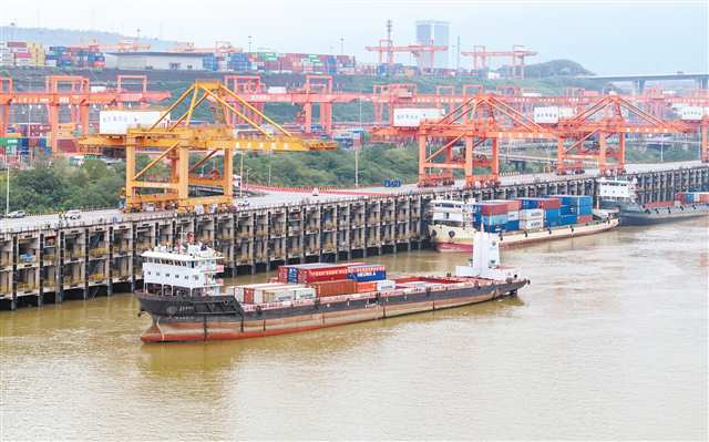 10月27日，重慶果園港，“重輪集3019”貨輪緩緩靠岸，“宜賓港—果園港”鋰電池運輸航線首航成功。記者 羅斌 攝/視覺重慶