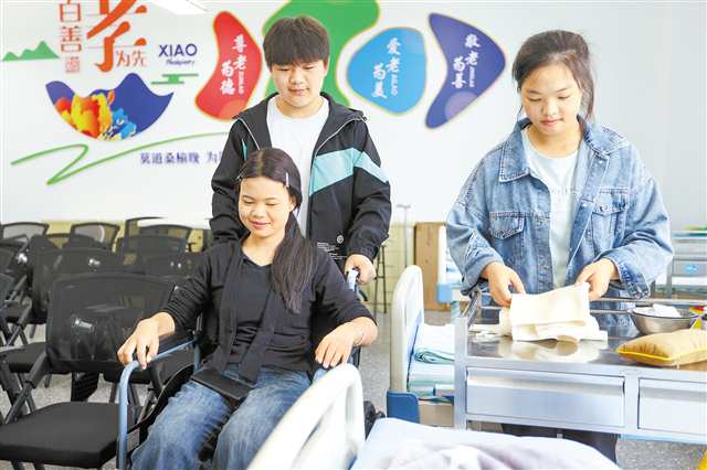 十月十五日,重慶城市管理職業學院,學生們在體驗老人出行方式。記者 尹詩語 攝\視覺重慶