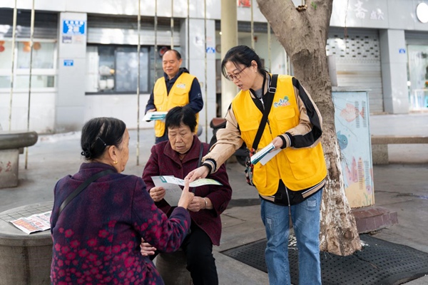 “渝電青鬆”志願者向社區居民發放安全用電傳單。國網重慶永川供電公司供圖