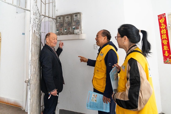 志願者介紹家庭用電安全常識及電表知識。國網重慶永川供電公司供圖