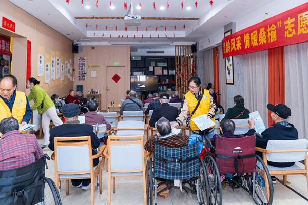 志願者宣傳用電安全。國網重慶永川供電公司供圖