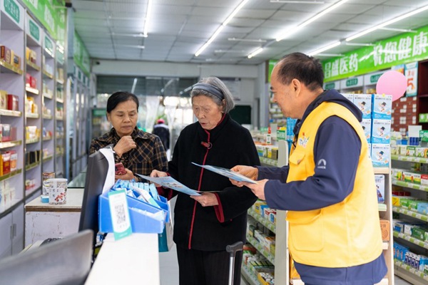 志願者走訪商戶宣傳用電安全。國網重慶永川供電公司供圖