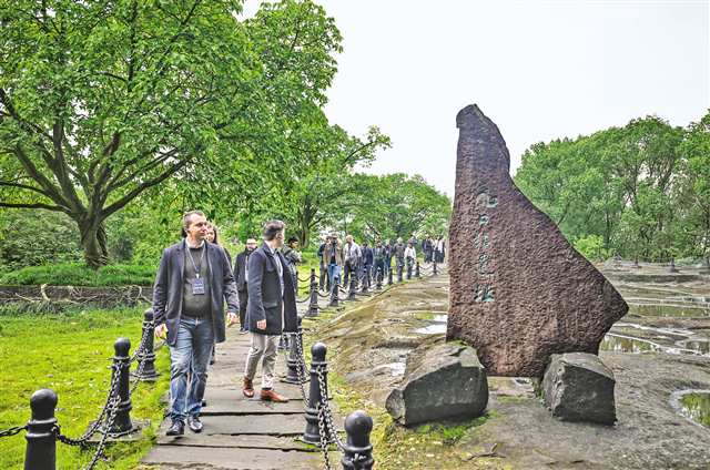 10月26日，合川區釣魚城，“匈牙利智庫學者川渝行”代表團成員們正在參觀九口鍋遺址。首席記者 龍帆 攝/視覺重慶