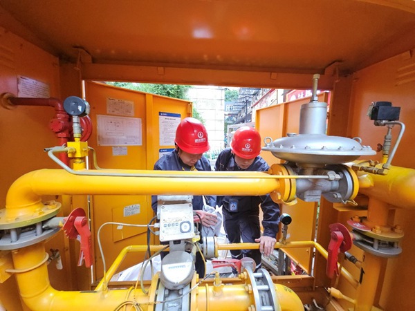 重慶燃氣工作人員對燃氣設備進行安全檢查。重慶燃氣集團供圖