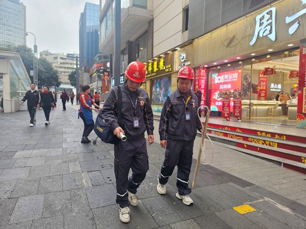 重慶燃氣工作人員進行巡線安檢。重慶燃氣集團供圖