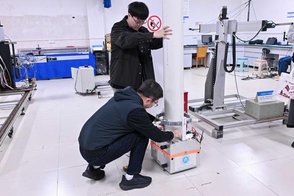 研究生們演示實驗儀器。主辦方供圖