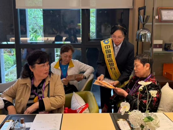 向老年群體開展個人養老金政策解讀。建行重慶市分行供圖