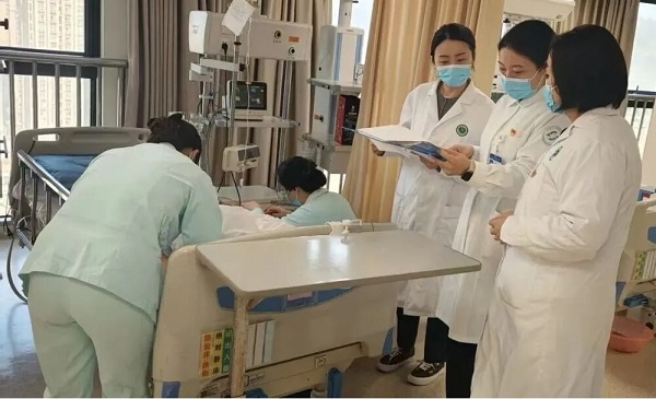 術后,患者留院觀察。豐都縣人民醫院供圖