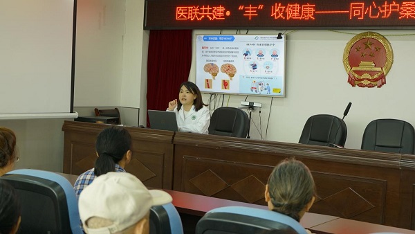 邢鳳為社區老年人做腦卒中預防與識別科普。豐都縣人民醫院供圖