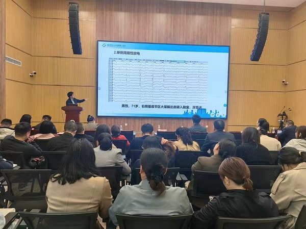 重醫附一院神經內科主任醫師王亮作《意識障礙的鑒別診斷》講座。豐都縣人民醫院供圖