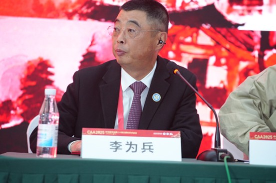 李为兵担任主会场主持人。重庆医科大学附属第三医院（方大医院）供图