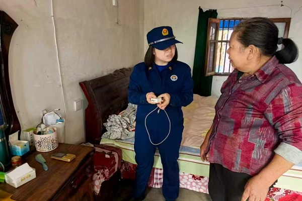 消防宣传人员进行细致检查。涪陵区消防救援局供图