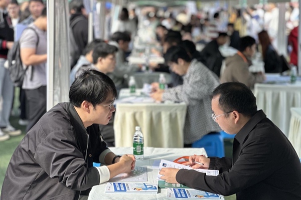 雙選會現場。重慶市人力社保局供圖