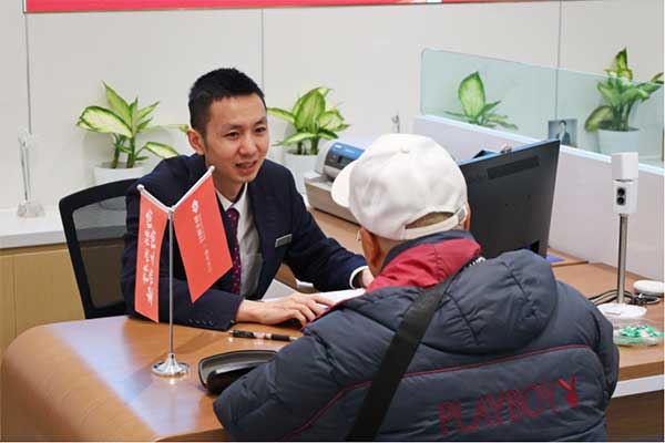 為老年群體辦理業務。恆豐銀行重慶分行供圖