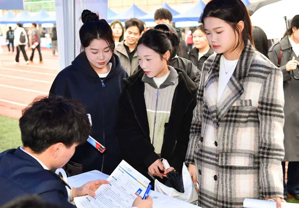 學生在招聘點位前咨詢。馮焰勇攝