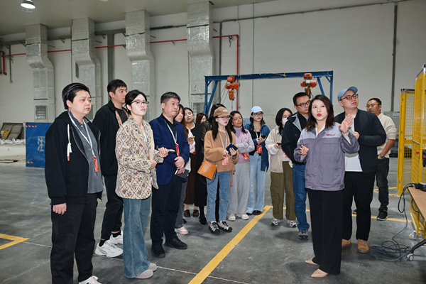 技术人员在生产车间为众人介绍产品。主办方供图