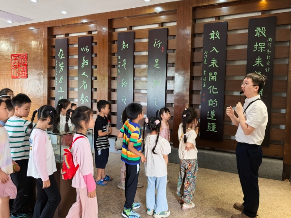 学生们参观陶行知先生纪念馆。合川区融媒体中心供图