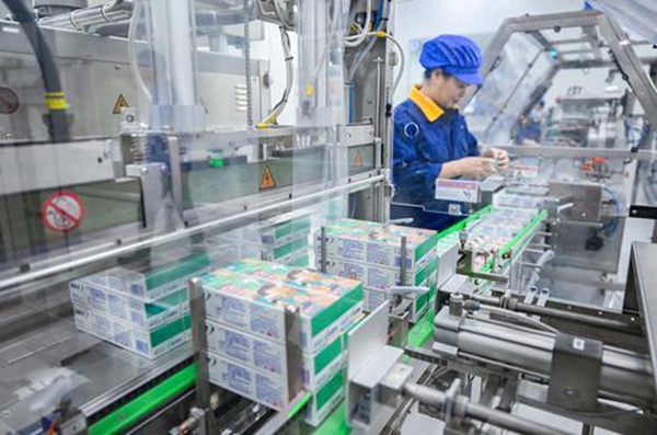 10月29日，位于江北区的登康口腔智能工厂，自动完成装盒的牙膏下线。记者 张锦辉 摄/视觉重庆